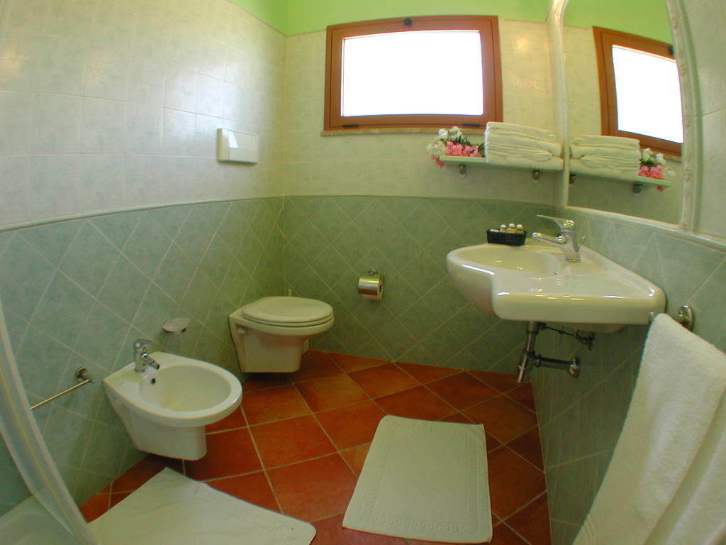 Villaggio Piscina Rei Monte Nai Room photo